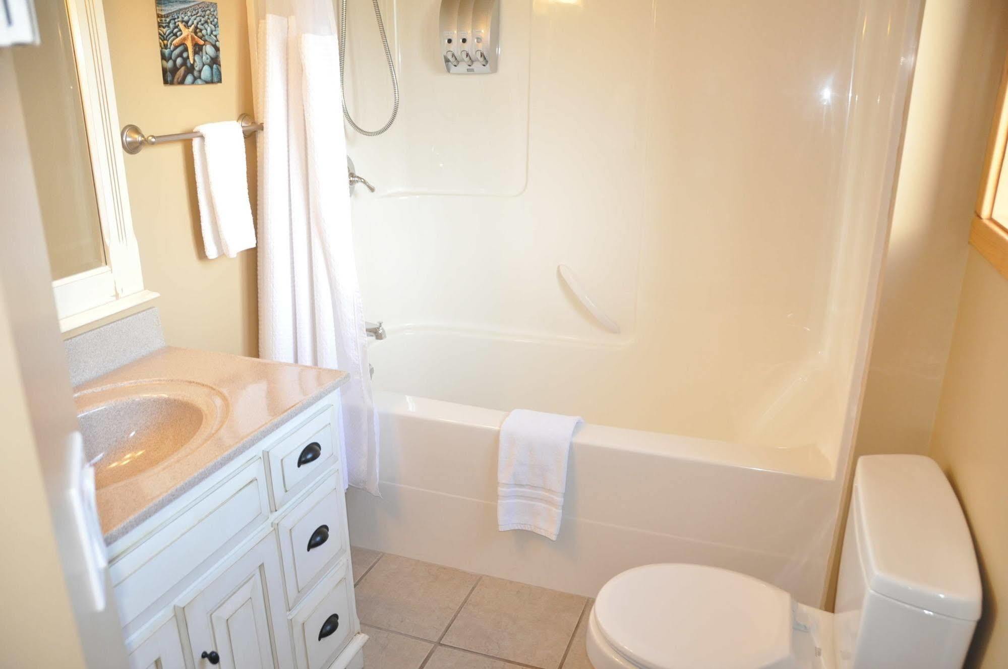 West 4* Ucluelet